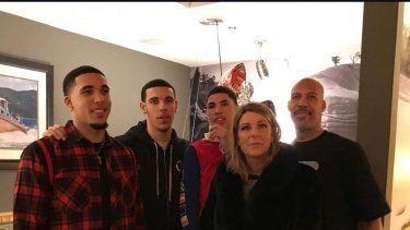 LaVar Ball junto a su familia 