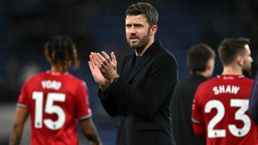 El entrenador principal interino inglés del Manchester United, Michael Carrick, aplaude a los fanáticos después del partido de fútbol de la Premier League inglesa entre Everton y Manchester United en el estadio Hill Dickinson en Liverpool, noroeste de Inglaterra, el 23 de febrero de 2026.&nbsp;