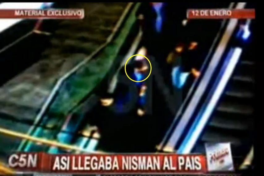 Las imágenes publicadas este jueves revelan que alguien pudo haber seguido, paso a paso al fiscal Nisman cuando llegó a Buenos Aires, tras interrumpir unas vacaciones que disfrutaba con su hija en Europa