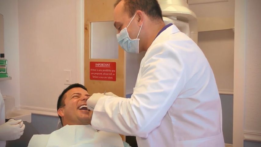 La experiencia del doctor Tony Farha (der.) le ha convertido en maestro en la técnica del mini implante.