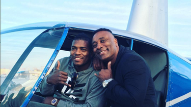 Puig aprovechó para posar al lado del piloto del helicóptero, minutos antes de elevarse por Los Angeles. (VÍA INSTAGRAM)