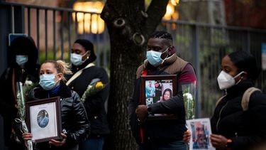 Enfermeras y trabajadores de la salud lloran y recuerdan a sus colegas que murieron durante el brote del nuevo coronavirus (que causa COVID-19) durante una manifestación frente al Hospital Mount Sinai en Manhattan, el 10 de abril de 2020 en la ciudad de Nueva York