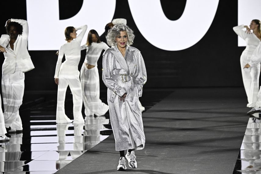 La actriz estadounidense Jane Fonda presenta una creación para el desfile de L'Oreal Paris “Walk Your Worth” como parte de la colección Primavera-Verano 2025 de prêt-à-porter femenino de la Semana de la Moda de París en la ópera Palais Garnier el 23 de septiembre de 2024.