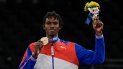 El cubano Rafael Yunier Alba Castillo, medallista de bronce, posa en el podio después de los combates por la medalla de + 80 kg de taekwondo masculino durante los Juegos Olímpicos de Tokio 2020 El cubano Rafael Yunier Alba Castillo, medallista de bronce, posa en el podio después de los combates por la medalla de + 80 kg de taekwondo masculino durante los Juegos Olímpicos de Tokio 2020