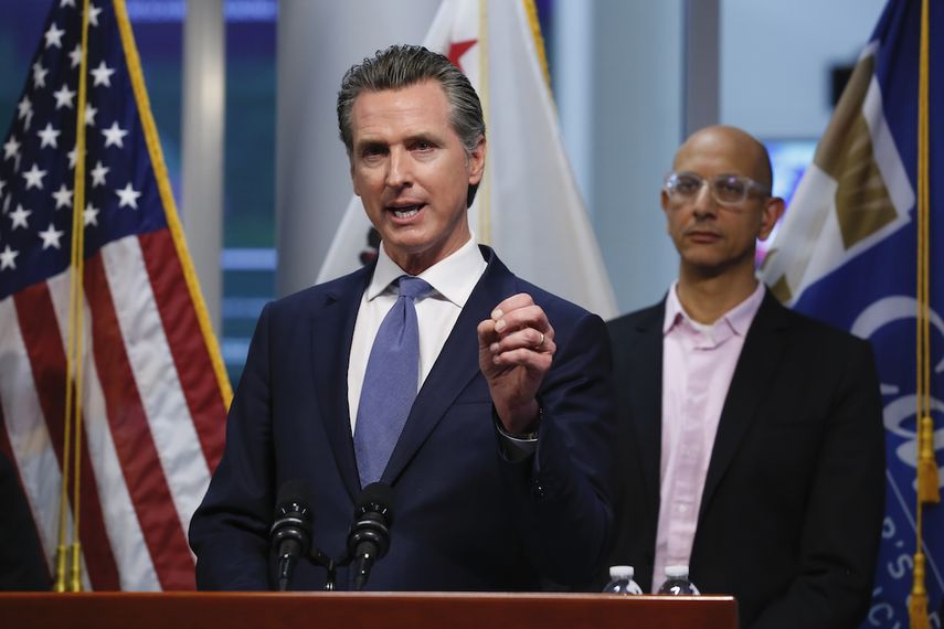 En esta imagen del 17 de marzo de 2020, el gobernador de California Gavin Newsom da un informe sobre la respuesta estatal al coronavirus en la oficina de Servicios de Emergencia de la Gubernatura en Rancho Cordova, California.&nbsp;