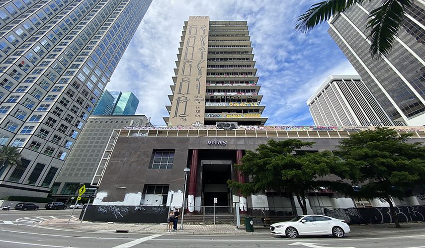 Fachada lateral este, edificio localizado en Biscayne Blvd. y la calle 2da. del SE del centro de Miami.