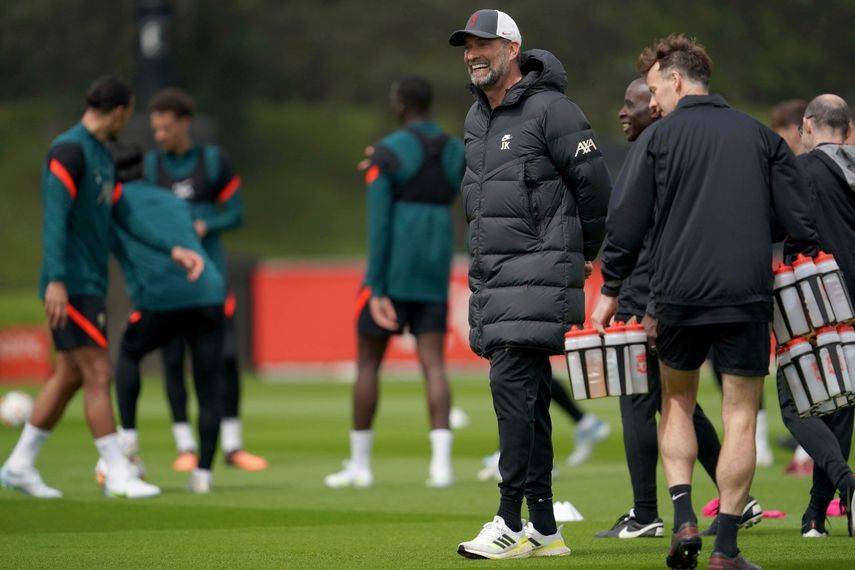 El técnico Jurgen Klopp sonríe durante una sesión de entrenamiento del Liverpool previo a la final de la Liga de Campeones, en el centro de entrenamiento en Liverpool