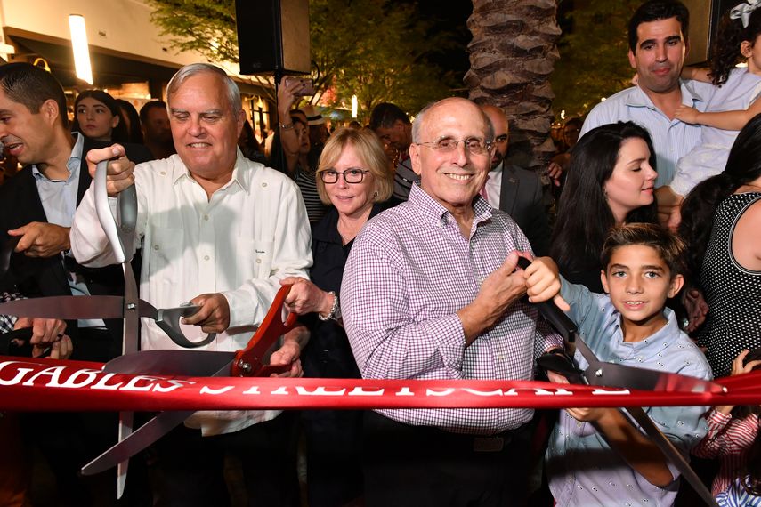 El alcalde Raúl Valdes-Fauli corta la cinta para anunciar la apertura oficial del nuevo bulevar