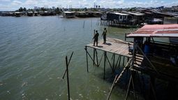 Soldados de la armada hacen guardia en un espacio humanitario en Buenaventura, Colombia.