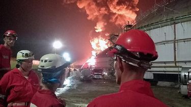 Personal de Cruz Roja durante el incendio en el puerto de superpetroleros de Matanzas, en Cuba. &nbsp;