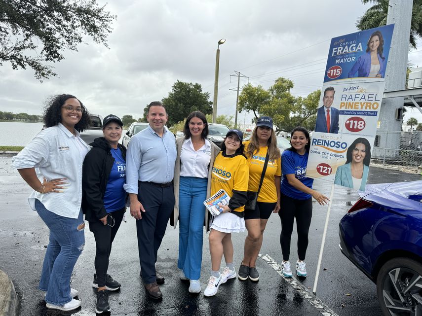 Nicole Reinoso (centro), aspirante al escaño 3 del Concejo Municipal de Doral, junto a Dany Espino, de la Junta Escolar; y a voluntarios de la campaña electoral. &nbsp;