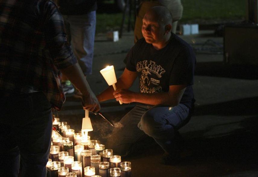Varios lugareños participan en una vigilia en Stewart Park en memoria de las víctimas de un tiroteo perpetrado en el centro de estudios superiores Umpqua Community College, en Roseburg, Oregón. (EFE)