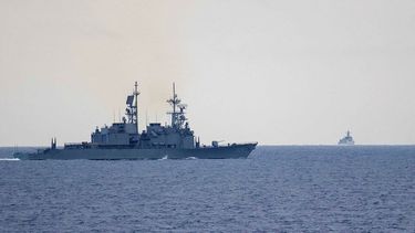 En esta foto, publicada por el Ministerio de Defensa Nacional de Taiwán, el destructor de misiles guiados taiwanés Ma Kong DDG1805, izquierda, vigila al destructor de misiles guiados chino Xian DDG15, derecha, cerca de Taiwán el jueves 23 de mayo de 2024.&nbsp;