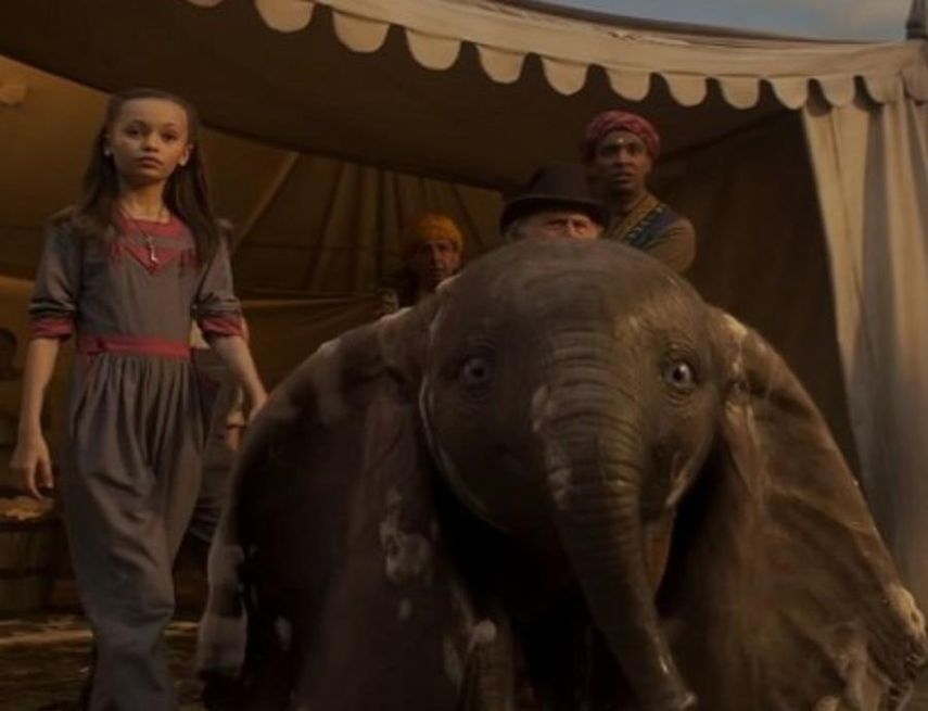 La narrativa del nuevo filme de la factoría Disney no deja de lado la historia base que caracteriza al Dumbo de dibujos.