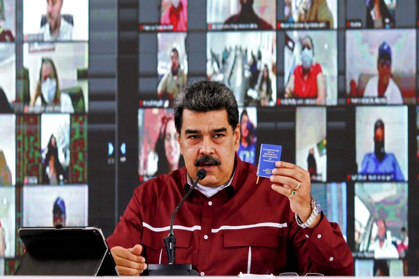 Foto del folleto publicado por la Presidencia venezolana del presidente de Venezuela, Nicol&aacute;s Maduro, hablando durante una reuni&oacute;n con miembros del Partido Socialista Unido de Venezuela (PSUV) en Caracas, el 17 de septiembre de 2020.