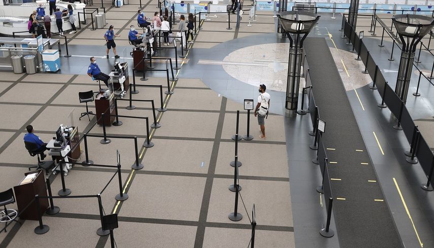 Fotograf&iacute;a de archivo de una persona dirigi&eacute;ndose al punto de revisi&oacute;n de seguridad norte en la principal terminal del aeropuerto internacional de Denver el mi&eacute;rcoles 22 de julio de 2020 en Denver.&nbsp;