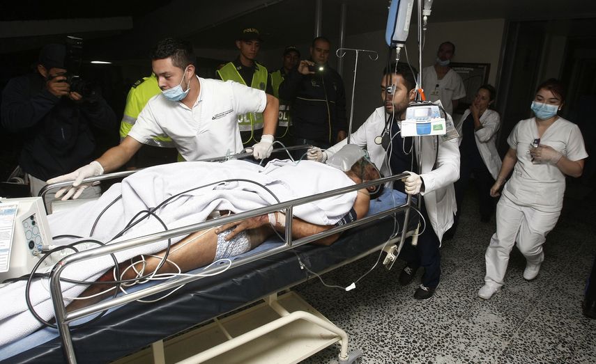 Miembros de la Clínica San Juan de Dios reciben al jugador del equipo brasileño Alan Ruschel.
