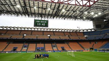 Los jugadores del Barcelona asisten a un entrenamiento, un día antes del partido de vuelta de las semifinales de la UEFA Champions League entre el Inter de Milán y el FC Barcelona, en el estadio San Siro de Milán el 5 de mayo de 2025.