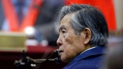 En esta fotografía de archivo del 15 de marzo de 2018, el expresidente de Perú, Alberto Fujimori, escucha una pregunta durante su testimonio en una sala de audiencias en una base militar en Callao, Perú.