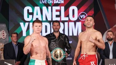 Saúl “Canelo” Alvarez, el promotor de Matchroom Boxing Eddie Hearn y Avni Yildirim, antes de la pelea en el Hard Rock Stadium.&nbsp;