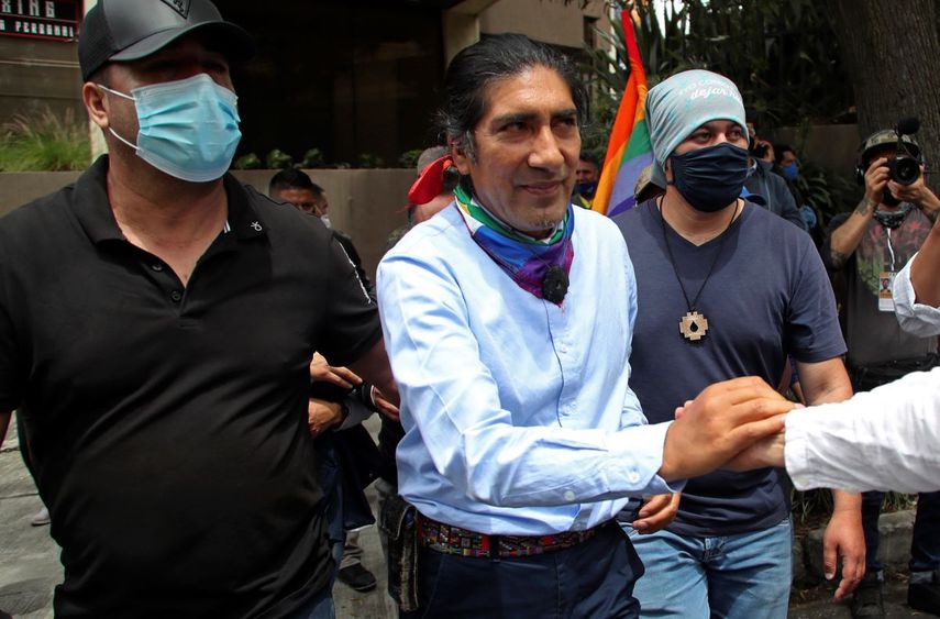 El activista ambientalista y de derechos indígenas Yaku Pérez, quien se postula a la presidencia por el partido político Pachakutik, saluda a un simpatizante afuera del Swissotel donde los observadores internacionales de las elecciones presidenciales del día anterior se hospedan en Quito, Ecuador, el lunes 8 de febrero de 2021.&nbsp;
