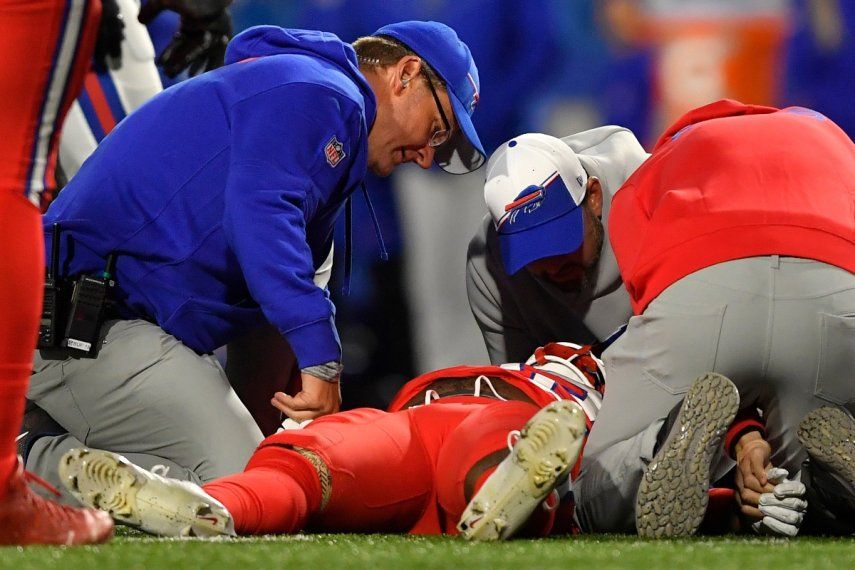 Damien Harris, corredor de los Bills de Buffalo, es atendido por el personal médico después de recibir un fuerte golpe en el partido en contra de los Giants de Nueva York, durante la primera mitad del partido de la NFL, en Orchard Park, Nueva York, el domingo 15 de octubre de 2023.&nbsp;