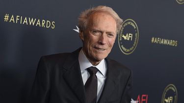 Clint Eastwood llega a los Premios AFI el 3 de enero de 2020 en Los Ángeles. Un emblemático western protagonizado por Eastwood fue doblado al idioma navajo. “A Fistful of Dollars”, o “Béeso Dah Yiníjaa’” en navajo, se proyectará en la reserva o cerca de ella este mes.&nbsp;