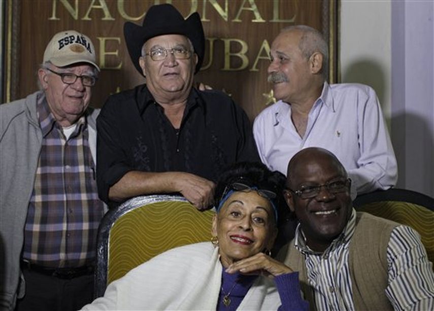 En la gráfica Omara Portuondo y Jesus Aguaje Ramos, al frente, y Luis Manuel Guajiro Mirabal, Eliades Ochoa y Barbarito Torres, arriba de izquierda a derecha ( Foto: AP)
