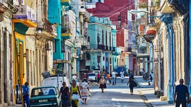 Vista parcial de una calle en La Habana, Cuba.&nbsp;
