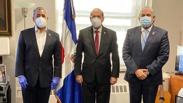 Desde el centro, el magistrado, Julio C&eacute;sar Casta&ntilde;os Guzm&aacute;n, presidente de la JCE, el congresista dominicano-americano, Adriano Espaillat y el c&oacute;nsul en esta ciudad, Carlos A. Castillo, durante la visita de motivaci&oacute;n del voto.