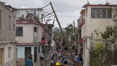 Ciudadanos afectados por el tornado inspeccionan las zonas afectadas.&nbsp;