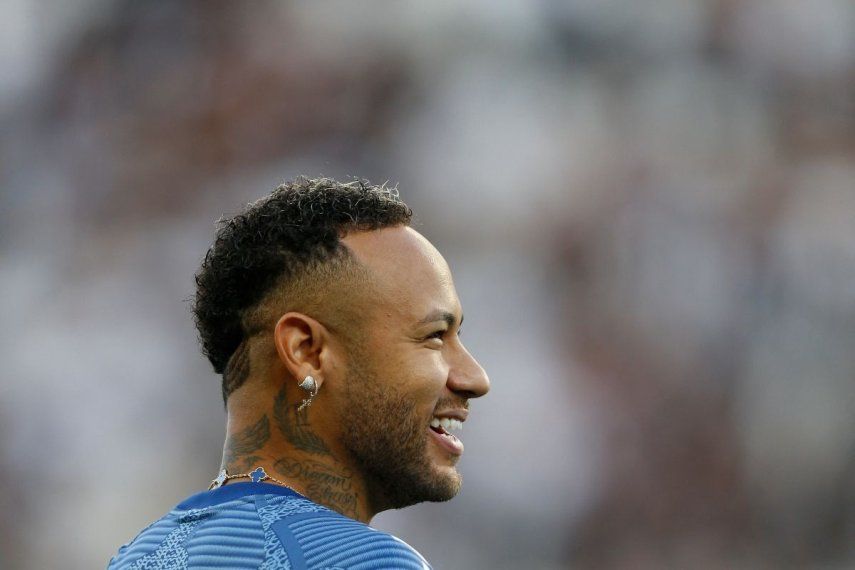 El delantero #10 del Santos, Neymar, se calienta antes del partido de semifinal del Campeonato Paulista A1 entre Corinthians y Santos en el Arena Corinthians de Sao Paulo el 9 de marzo de 2025.&nbsp;