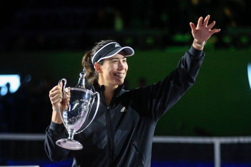 La hispano-venezolana Garbiñe Muguruza sostiene el trofeo de las Finales de la WTA en Guadalajara, México, el miércoles 17 de noviembre de 2021