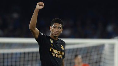 Jude Bellingham, del Real Madrid, festeja luego de anotar el segundo tanto de su equipo en un partido de la Champions League ante el Napoli, el martes 3 de octubre de 2023.