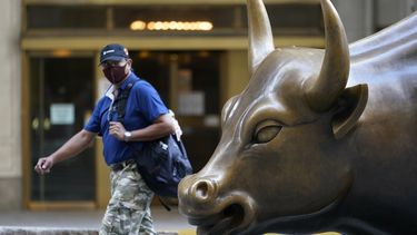 Un residente de Nueva York pasa frente al histórico símbolo de Wall Street.