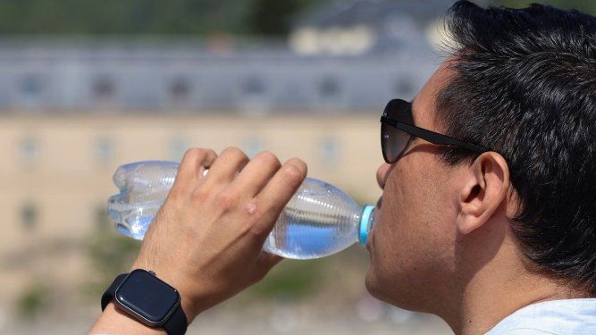Un hombre bebe agua durante la ola de calor, a 30 de junio de 2025, en Madrid (España).&nbsp;