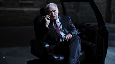 En esta imagen proporcionada por HBO Max, Martin Sheen en una escena de “West Wing Special to Benefit When We All Vote, una presentación en teatro del episodio “Hartsfields Landing de la tercera temporada de la serie The West Wing que se presentará el jueves en HBO Max.