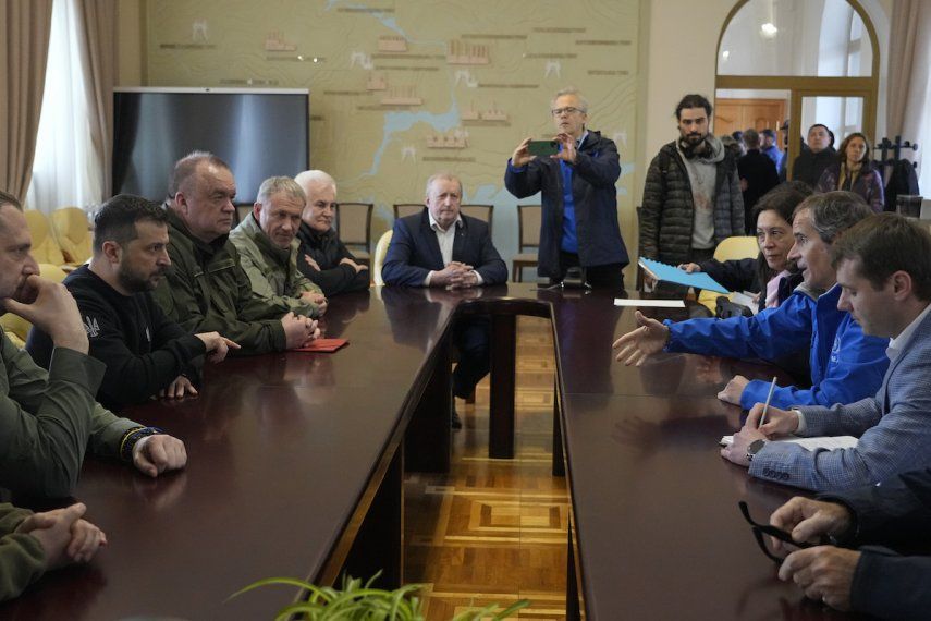 El presidente de Ucrania, Volodímir Zelenski (segundo desde la izquierda) se reúne con el jefe de energía atómica de la ONU, Rafael Mariano Grossi (segundo desde la derecha) durante una visita a Zaporiyia, Ucrania, el lunes 27 de marzo de 2023.&nbsp;