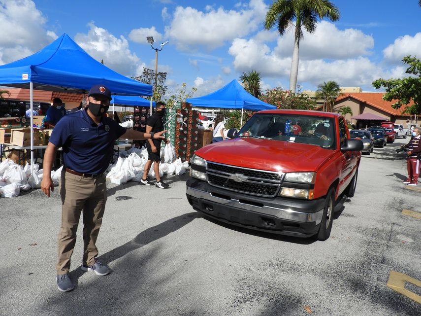 Jesús Tundidor, presidente del Concejo de Hialeah,&nbsp; en una distribución de alimentos.&nbsp;