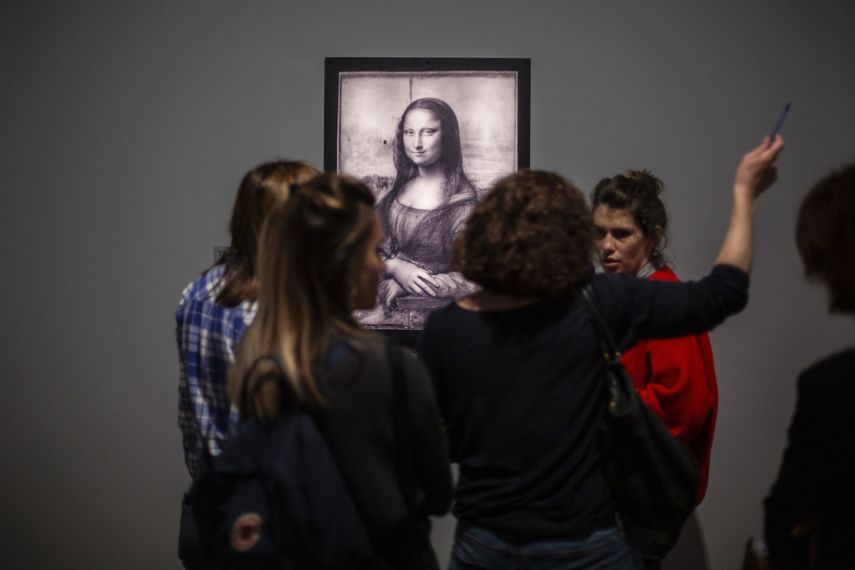 Periodistas se re&uacute;nen frente a una imagen de la Mona Lisa de Leonardo Da Vinci durante una visita al Museo del Louvre el domingo 20 de octubre del 2019, en Par&iacute;s.&nbsp;