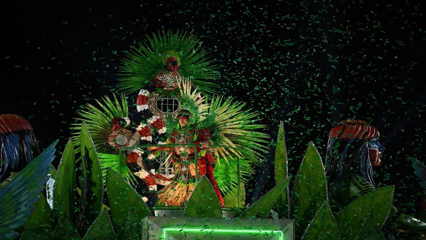 Un miembro de la escuela de samba Beija Flor se presenta durante la segunda noche del desfile del Carnaval de Río en el Sambódromo Marqués de Sapucai en Río de Janeiro, Brasil, el 21 de febrero de 2023.