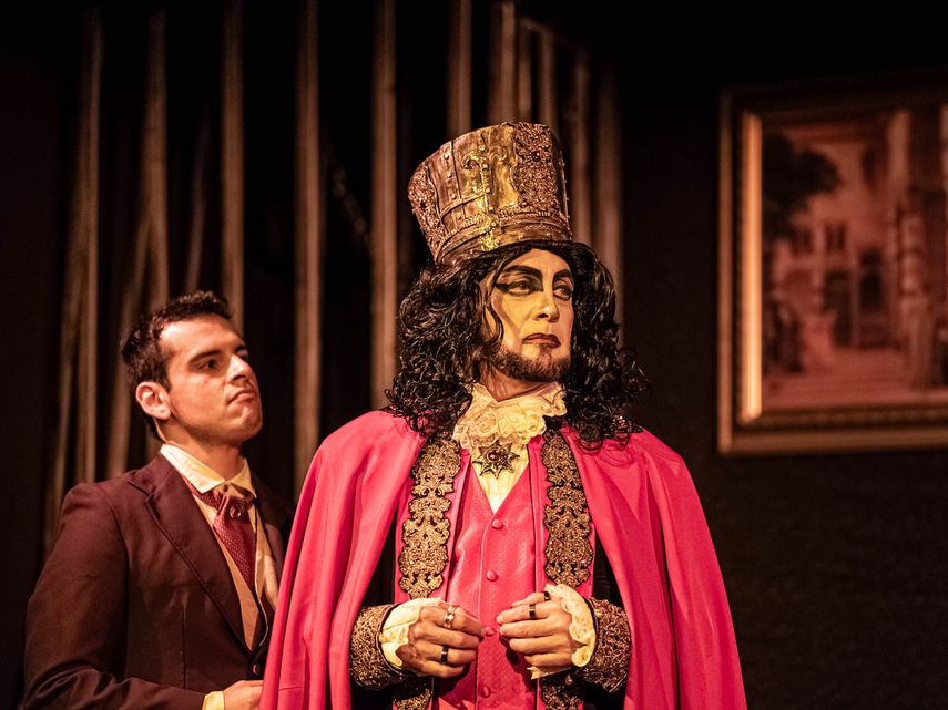 Escena de la obra Drácula, una adaptación de Roberto Antínoo que dirige Juan Roca, en Havanafama.&nbsp;