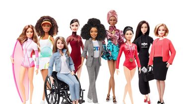 La serie del 60 aniversario de&nbsp;Barbie está inspirada en mujeres reales: la surfista brasileña Maya Gabiera, la tenista japonesa Naomi Osaka, la ciclista alemana Kristina Vogel, la patinadora sobre hielo canadiense Tessa Virtue, la actriz y modelo estadounidense Yara Shahidi, la modelo británica Adwoa Aboah, la gimnasta india Dipa Karmakar, la artista visual china Chen Man, y la periodista autraliana Ita Buttrose.&nbsp;