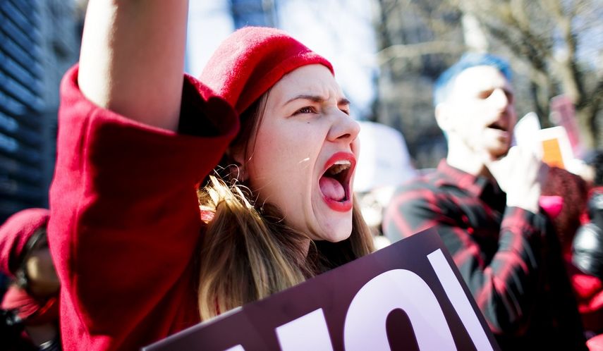 Una&nbsp;mujer se manifiesta durante una marcha con motivo del Día Internacional de la&nbsp;Mujer&nbsp;en Nueva York, Estados Unidos, este 8 de marzo de 2017.