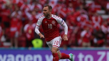 El futbolista de la selección danesa Christian Eriksen corre durante un partido del Grupo B de la Eurocopa entre Dinamarca y Finlandia en el estadio Parken de Copenhague, Dinamarca, el sábado 12 de junio de 2021