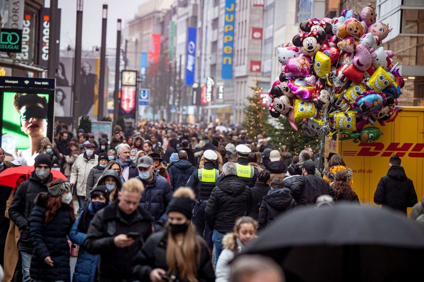 A pesar del tiempo lluvioso, el centro de la ciudad de Duesseldorf, Alemania, luce muy concurrido a pesar de las reglas existentes contra el COVID-19 para los minoristas, poco antes de Navidad, el sábado 18 de diciembre de 2021.&nbsp;
