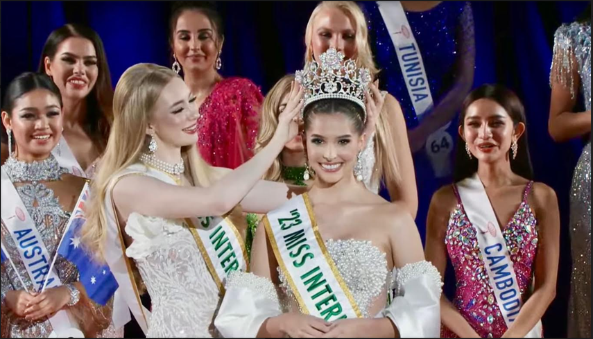 La representante de Venezuela, Andrea Rubio, se corona como Miss International 2023.