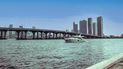 Vista parcial del viaducto McArthur Causeway, que conecta a Miami con Miami Beach.