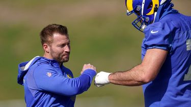 Sean McVay, izquierda, entrenador en jefe de los Rams de Los Ángeles, saluda a Andrew Whitworth, tackle ofensivo, durante el entrenamiento del viernes 28 de enero de 2022, en Thousand Oaks, California, de cara al Super Bowl