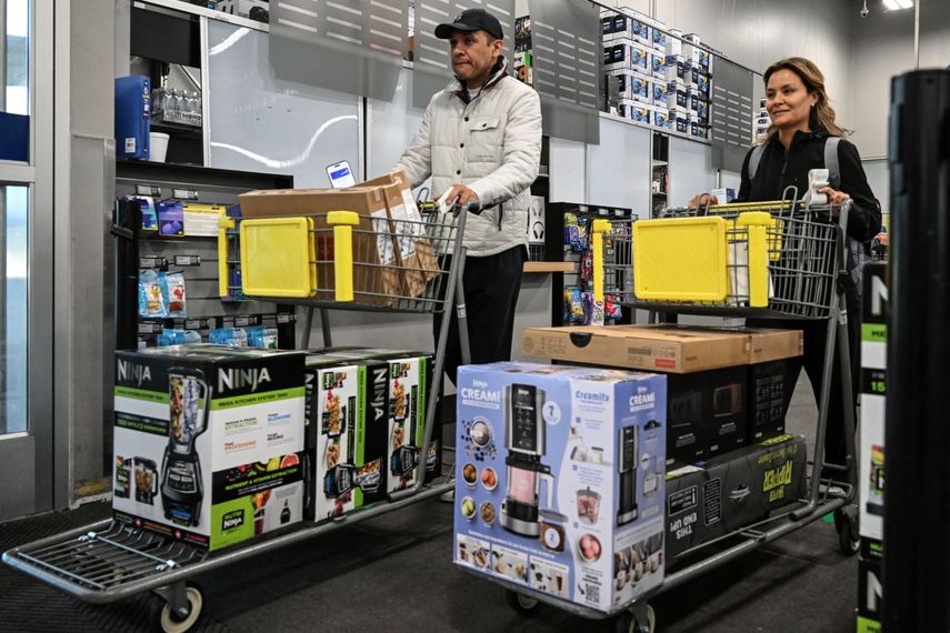 Clientes adquieren electrodomésticos en una tienda en Houston, Texas.